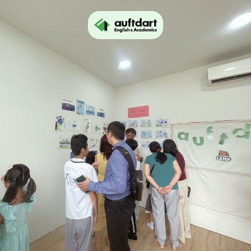 Thế giới quan đầy màu sắc qua tranh vẽ và Resin