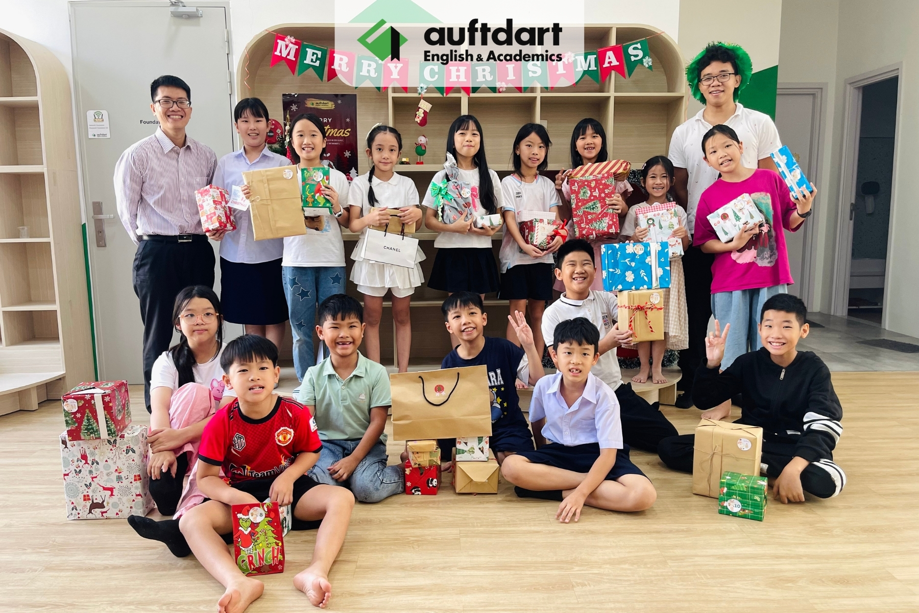 "Secret Santa" – Tâm điểm của sự bất ngờ