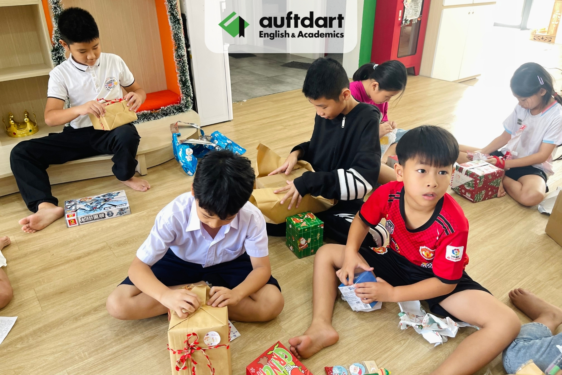 "Secret Santa" – Tâm điểm của sự bất ngờ